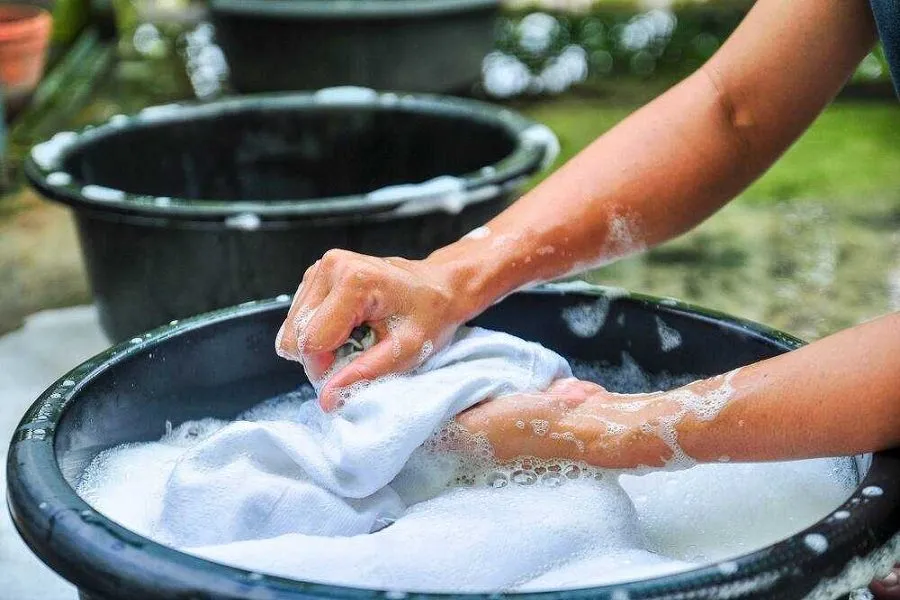 Giặt rèm cửa bằng tay là cách vệ sinh rèm thủ công nhưng hiệu quả và tiết kiệm chi phí