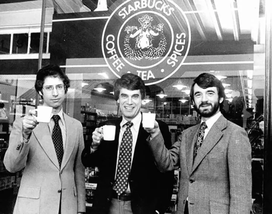 Hình ảnh ba người sáng lập Starbucks: Zev Siegl, Jerry Baldwin và Gordon Bowker (từ trái qua) 