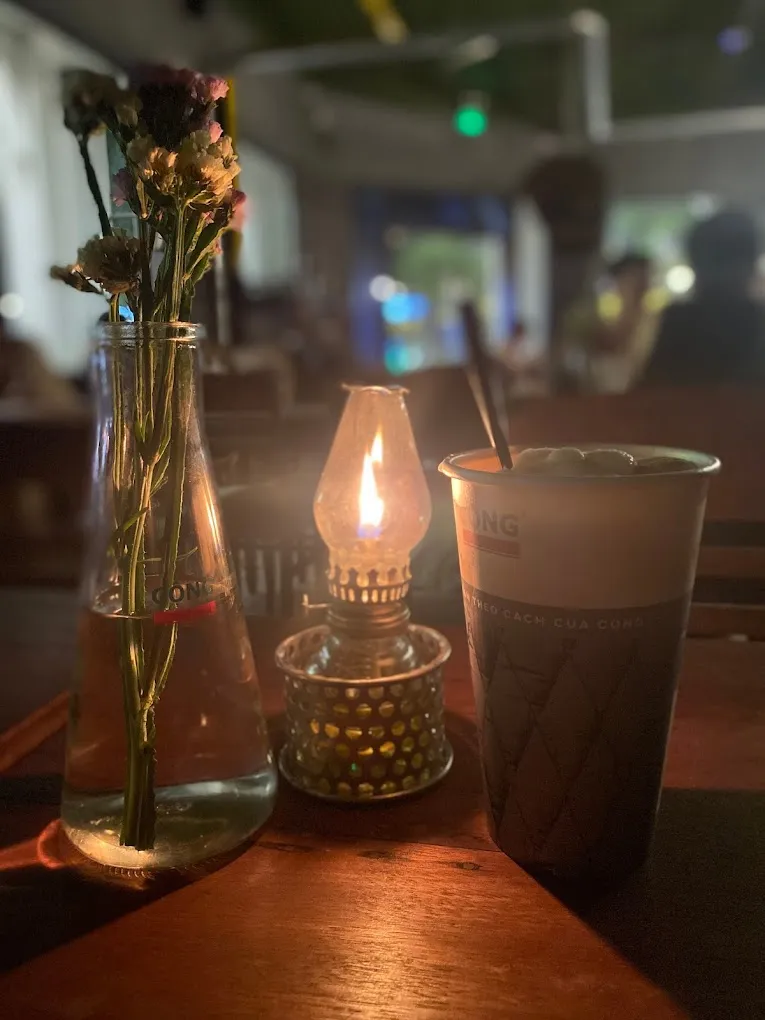 Rất khó tìm được một quán cafe để ta nhâm nhi cà phê bên đèn dầu như Cộng Cafe Nguyễn Gia Trí (Bình Thạnh)