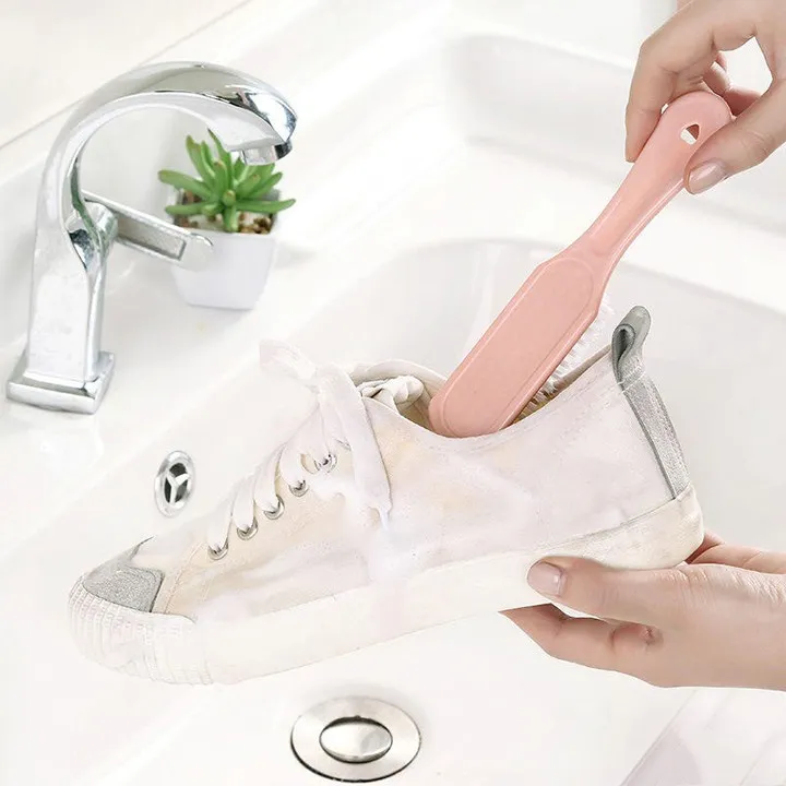 Nên vệ sinh giày vải lưới thường xuyên để tránh bụi bẩn bám dính lâu ngày, khó lau chùi