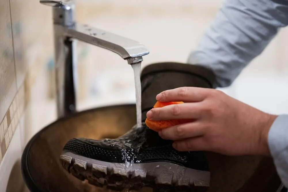 Xả nước trực tiếp lên giày, đảm bảo mọi ngóc ngách đều được làm sạch