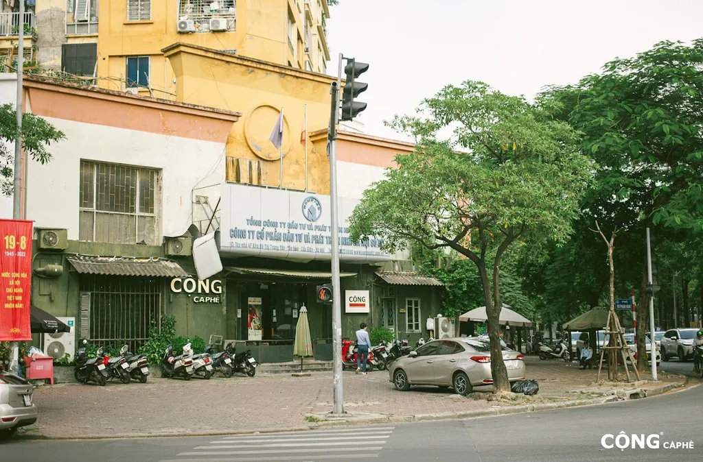 Khu vực bên ngoài của Cộng Cà Phê - Cầu Giấy, Hà Nội (Top quán cafe đẹp ở Hà Nội)