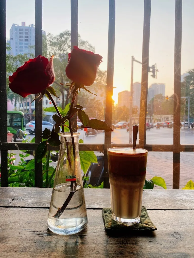 Nhâm ly cà phê và ngắm nhìn phố xá tại Cộng Cà Phê