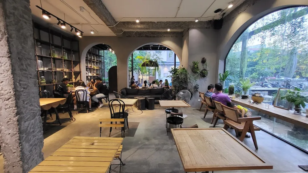 Khu vực ngồi bên trong Tropical Forest Coffee (Top quán cafe đẹp ở Hà Nội)