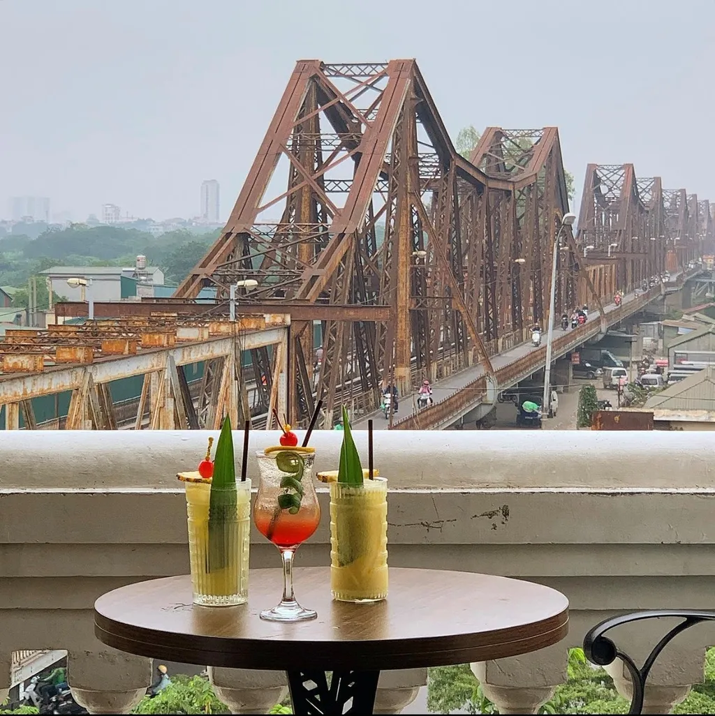 Chiếc “view” tuyệt vời cùng một ly nước không chỉ là điểm đặc sắc của quán mà còn làm cho trải nghiệm của khách hàng trở nên khó quên (Top quán cafe đẹp ở Hà Nội)