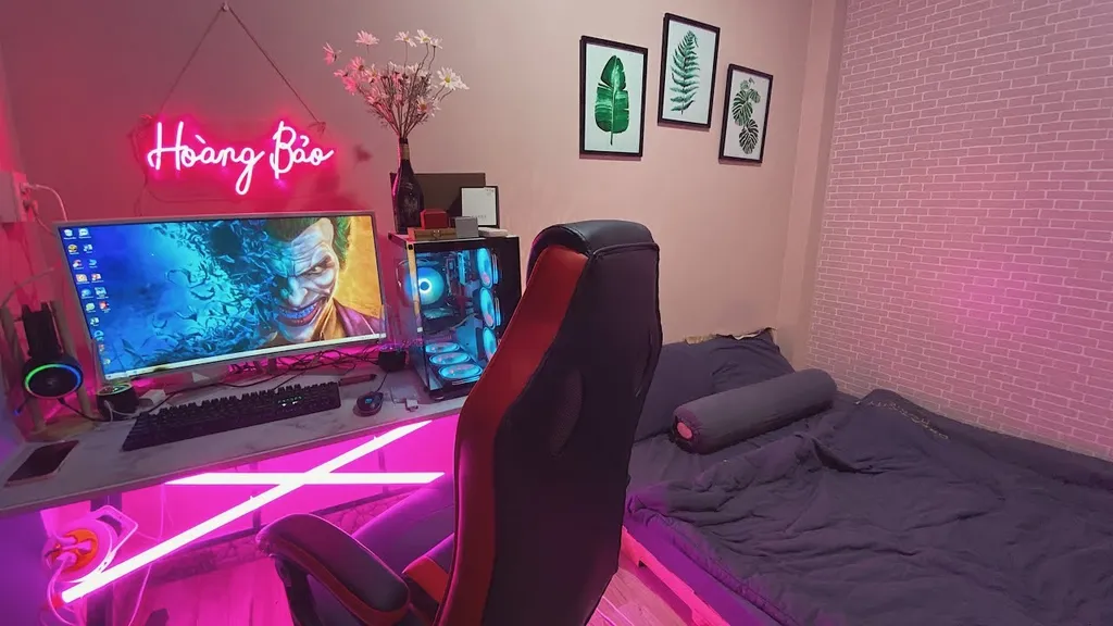 Phòng ngủ nhỏ cho các game thủ thường được thể hiện qua các món đồ trên bàn gaming