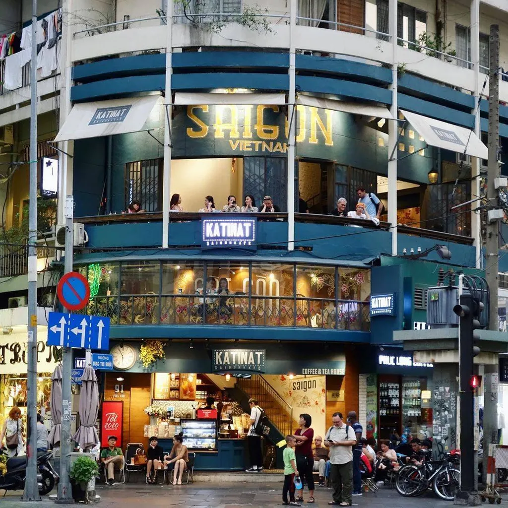 Katinat Đồng Khởi - Quận 1 là một trong những chi nhánh nổi tiếng của chuỗi cà phê này. Quán nằm ở vị trí đắc địa bậc nhất giữa Sài Gòn hoa lệ, gần trung tâm mua sắm Vincom Đồng Khởi. 