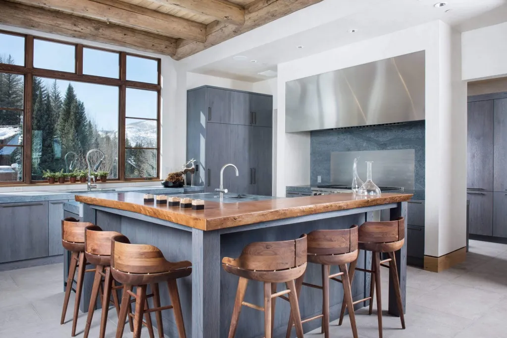 Quầy bar bếp từ chất liệu gỗ là một lựa chọn tuyệt vời để nâng tầm đẳng cấp cho không gian bếp của bạn