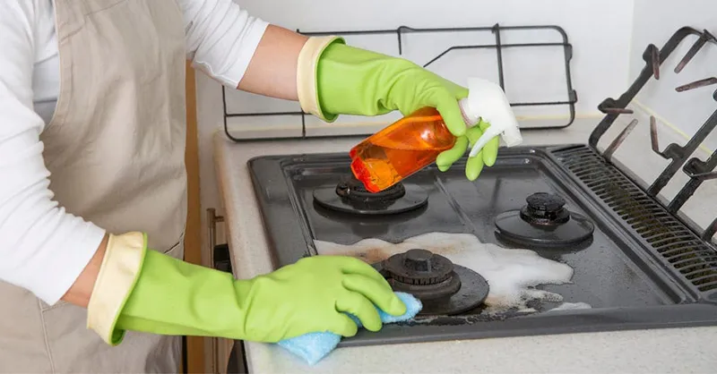 Thường xuyên vệ sinh bếp để loại bỏ dầu mỡ và cặn bã thực phẩm, giúp bếp hoạt động hiệu quả và an toàn. Kiểm tra và làm sạch các đầu đốt để đảm bảo lửa cháy đều.