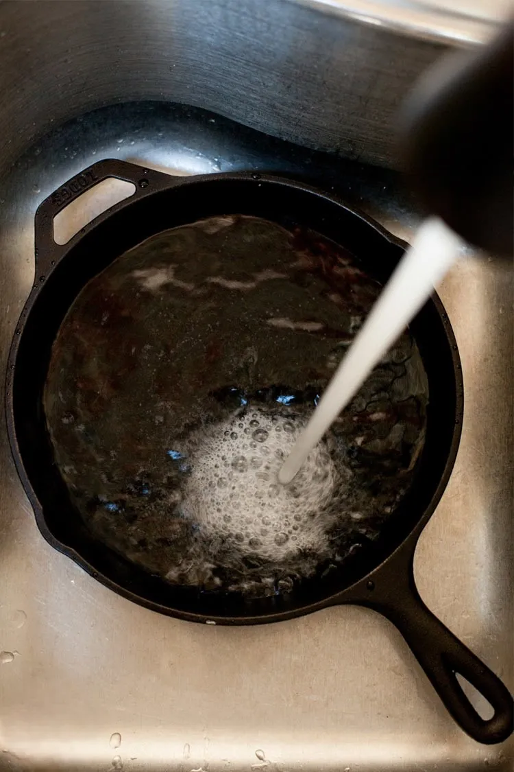 Rửa sạch chảo gang với nước ấm, sấy khô và cất đi hoặc sử dụng cho nấu nướng