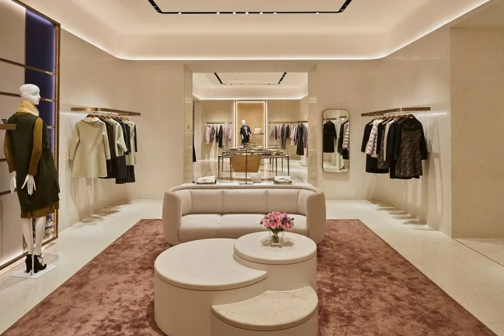 Shop quần áo phong cách Luxury cần được trang trí bằng những vật dụng cao cấp, sang trọng