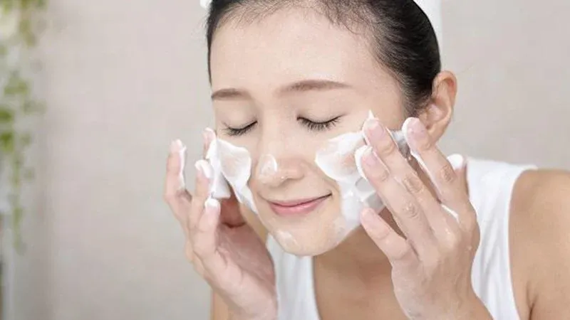 Rửa sạch mặt trước khi sử dụng máy massage