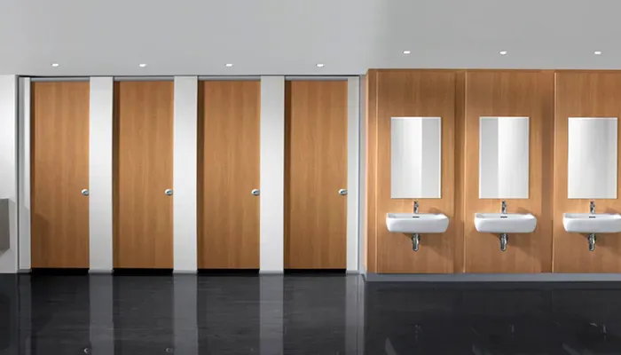 Vách ngăn có kích thước đạt chuẩn giúp tối ưu hóa không gian sử dụng trong nhà vệ sinh, đảm bảo rằng mọi khu vực được sử dụng hiệu quả mà không gây cảm giác chật chội.