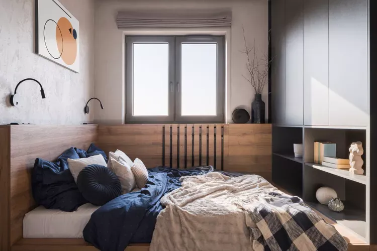 Thiết kế giường ngủ cạnh tường không chỉ tối ưu hóa không gian mà còn tạo nên không khí ấm cúng và lãng mạn cho hai người  (Mẫu thiết kế phòng ngủ 9m2 lãng mạn cho vợ chồng mới cưới)