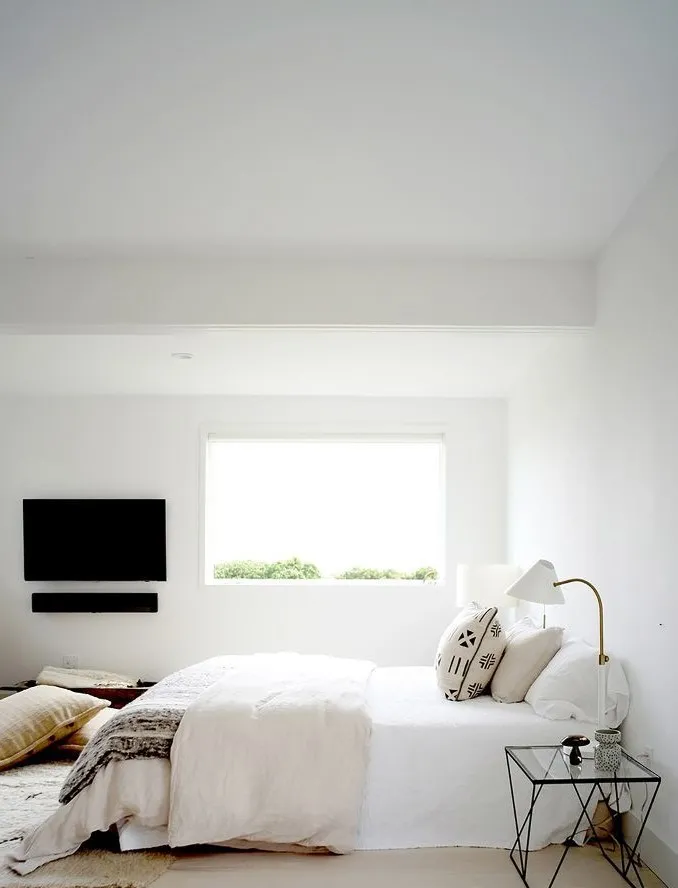 Màu sắc chủ đạo trong phong cách tối giản thường là màu trắng và be, kết hợp với các chi tiết gỗ tự nhiên. Sự phối hợp này không chỉ mang lại vẻ đẹp thanh thoát mà còn giúp không gian phòng ngủ 9m² cảm giác rộng rãi hơn so với những phòng ngủ đầy đồ đạc và màu sắc tối