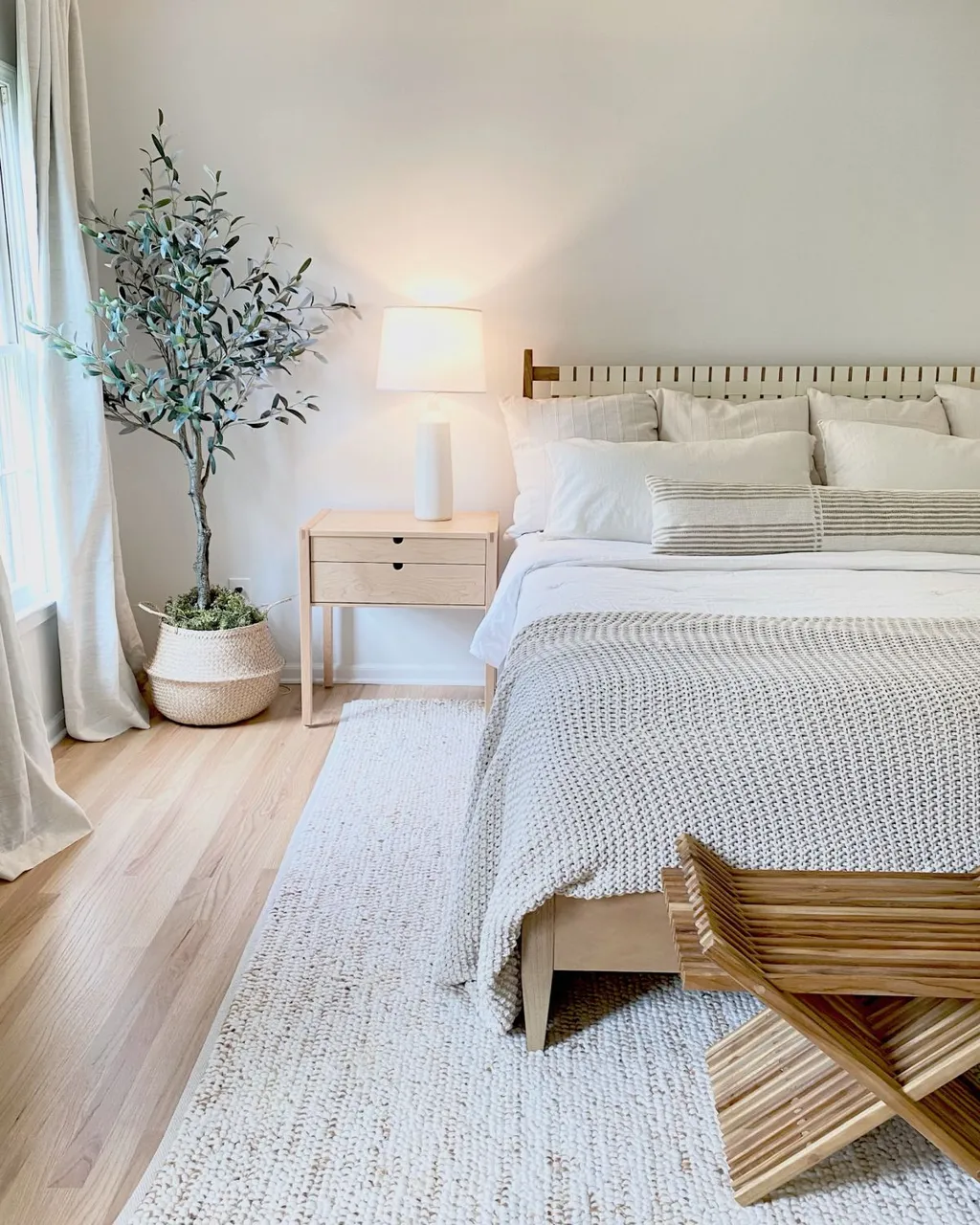 Màu sắc nhẹ nhàng tạo ra một không gian dễ chịu cho vợ chồng sau một ngày làm việc mệt mỏi (Mẫu thiết kế phòng ngủ 9m2 cho vợ chồng theo phong cách Scandinavian)
