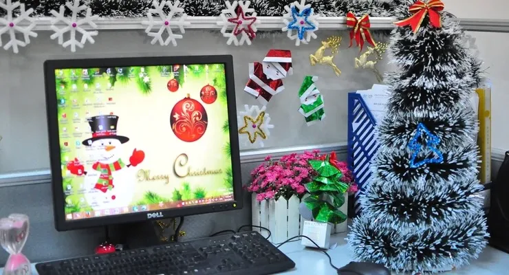 Mẫu trang trí bàn làm việc bằng bông tuyết, hình dán và cây thông Noel mini cũng là một lựa chọn phù hợp để không gian làm việc thêm sống động