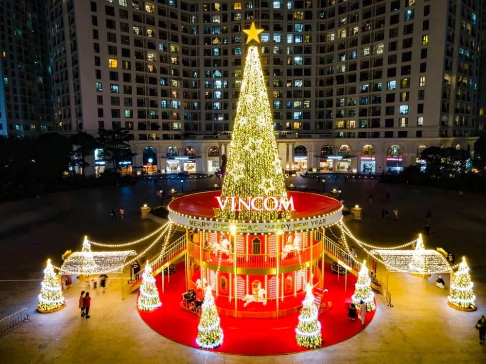 Mô hình cây thông khổng lồ cùng dây đèn LED và đèn ngôi sao là một ý tưởng trang trí Giáng sinh thú vị cho các khu vực ngoài trời của trung tâm thương mại