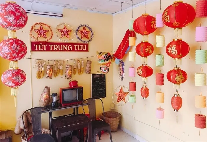 Ngoài ra, bạn cũng có thể sử dụng lồng đèn giấy để trang trí cho không gian quán cafe