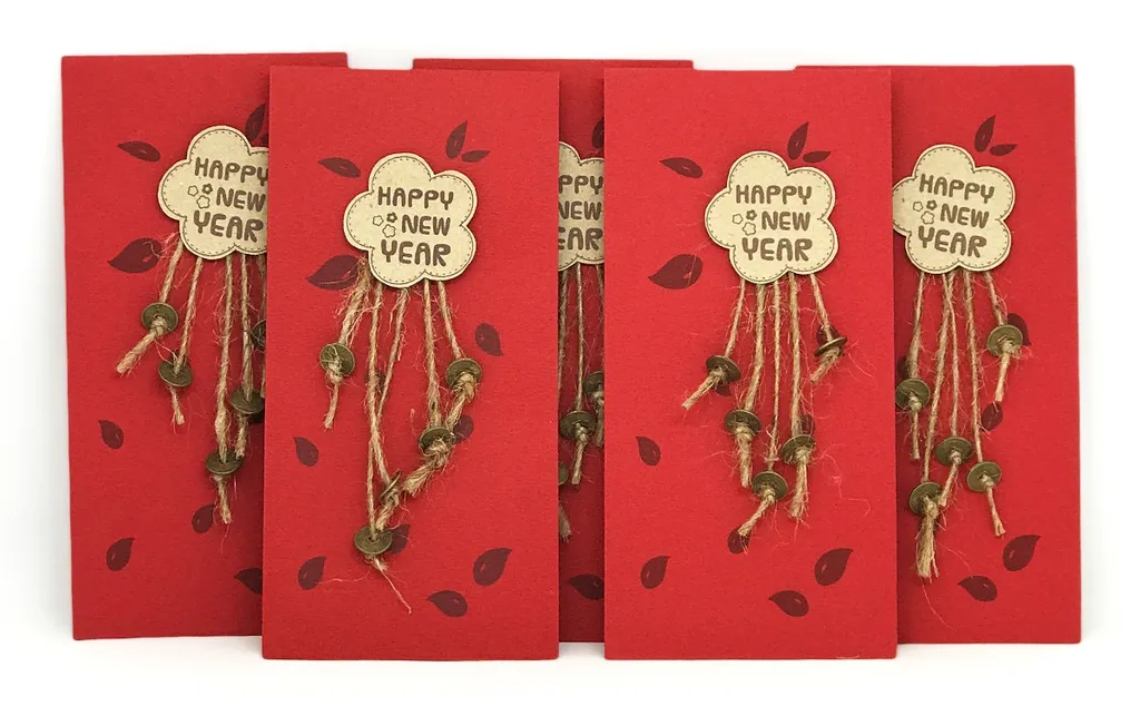 Bạn cũng có thể sử dụng một chiếc sticker Happy New Year nhỏ, vài sợi dây thừng nhỏ và một vài đồng tiền xu nhỏ để trang trí cho bao lì xì. Đây là một ý tưởng rất độc đáo và mới lạ