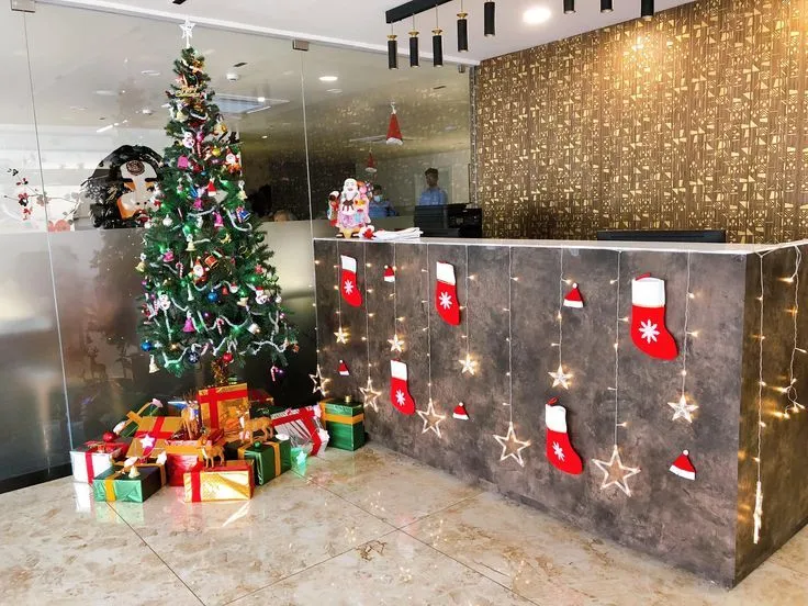 Ý tưởng trang trí Noel bàn tiếp tân tại văn phòng