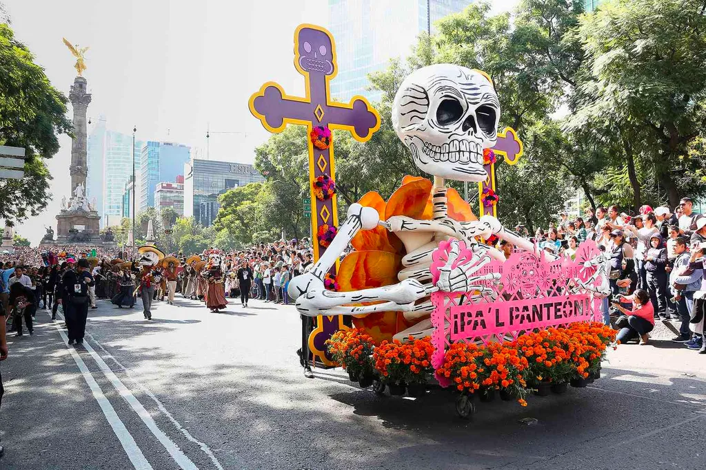 Diễu hành ngày Halloween ở Mexico