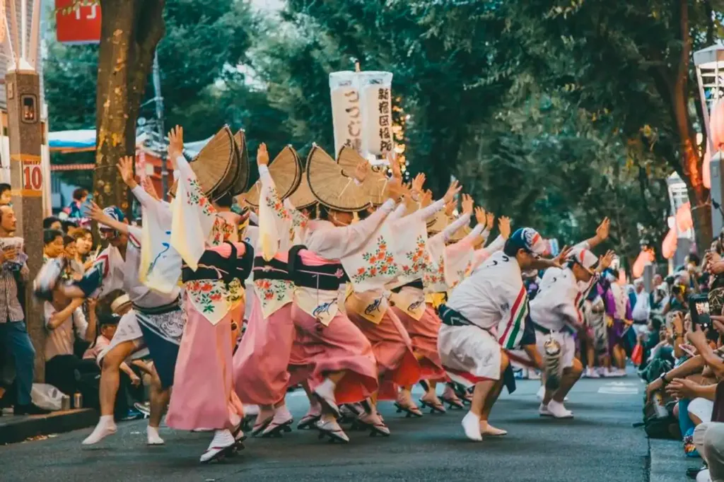 Hoạt động nhảy múa trong ngày hội Obon