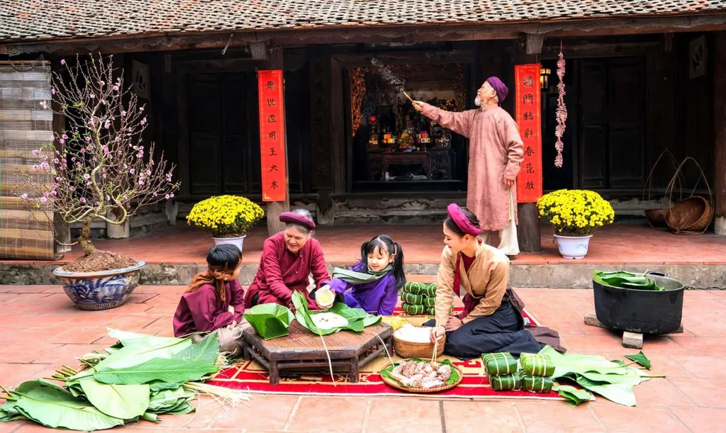 Gói bánh chưng, bánh tét ngày Tết là một phong tục truyền thống lâu đời của người Việt Nam