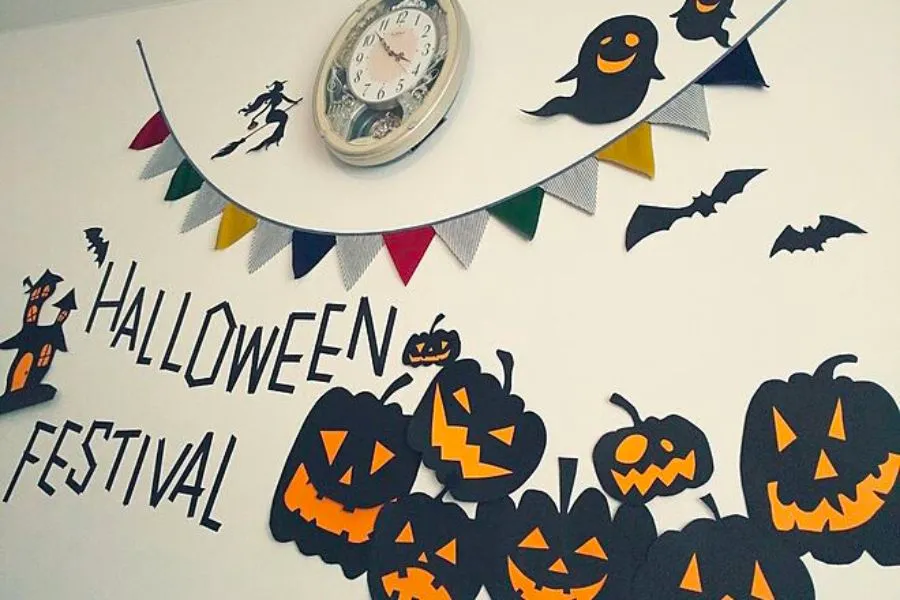 Mẫu trang trí tường của lớp học bằng decal dán tường và dây cờ cho ngày Halloween