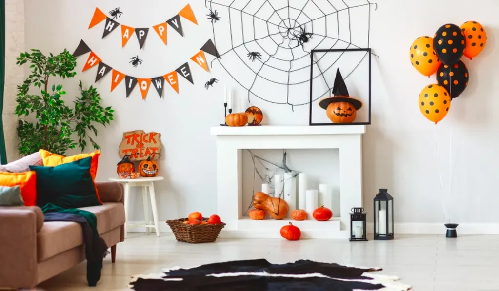 Mẫu trang trí Halloween cho phòng khách với đèn bí ngô, bóng bay và dây cờ