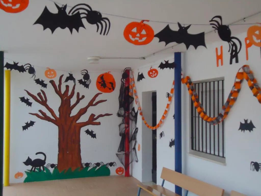 Mẫu trang trí tường với các mẫu decal hoạ tiết Halloween cho không gian trước cửa lớp học