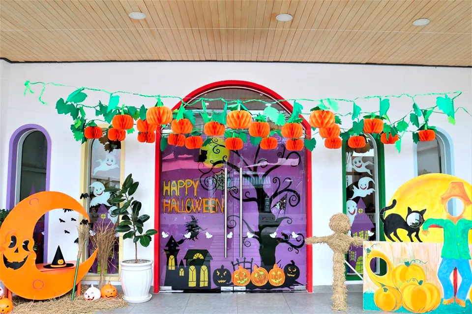 Mẫu trang trí Halloween mầm non với đèn bí ngô bằng giấy, các hình cắt dán, decal dán kính và hình nộm cho không gian trước cổng trường