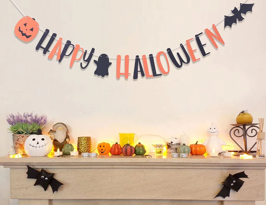 Mẫu trang trí Halloween với dây treo chữ trang trí cho tường