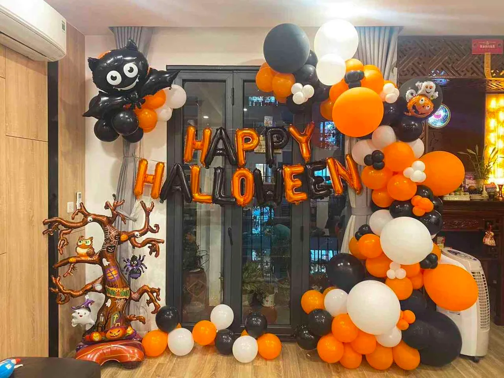 Mẫu trang trí Halloween mầm non với bóng bay cho khu vực cửa lớp