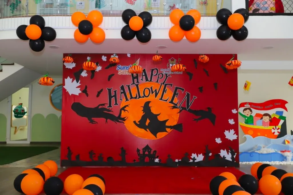 Thầy cô cũng có thể sử dụng bóng bay và backdrop để trang trí Halloween sân khấu vui chơi ngày lễ hội của các bé