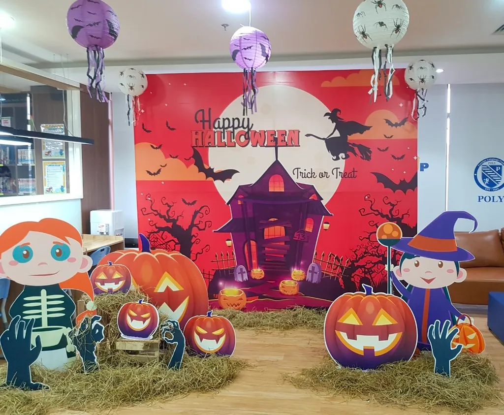 Mẫu trang trí Halloween với backdrop và rơm