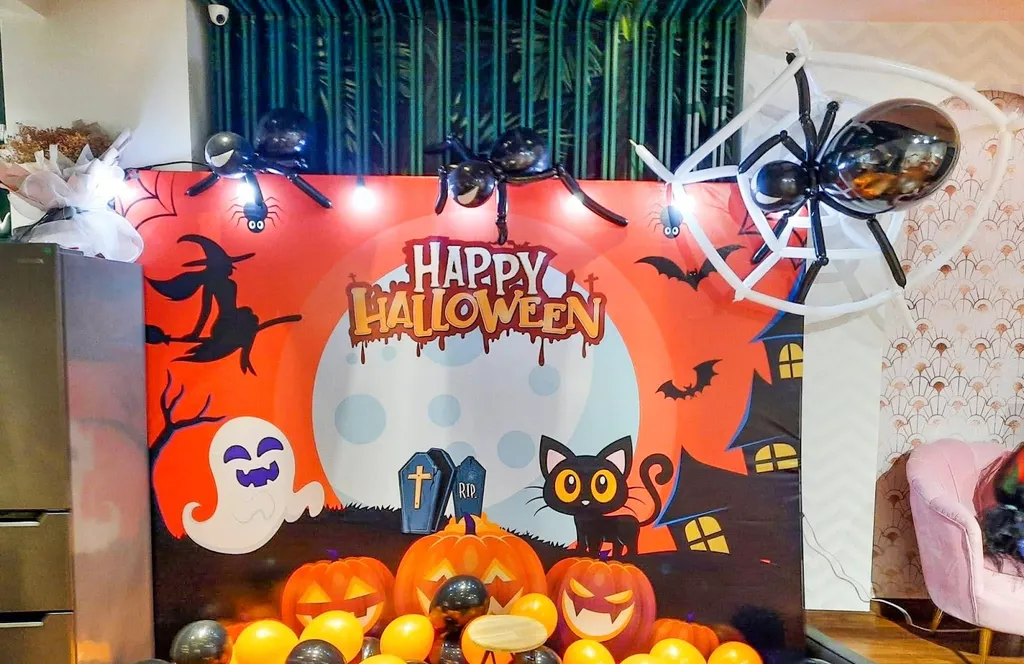 Mẫu trang trí Halloween với backdrop và mô hình nhện nhân tạo