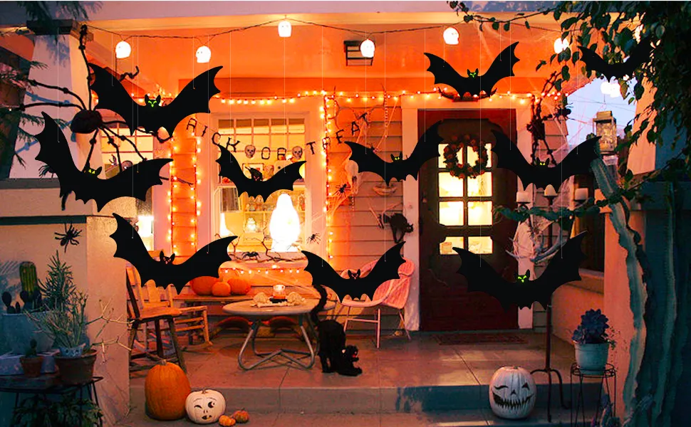 Mẫu trang trí Halloween với mô hình dơi cho khu vực trước cửa nhà