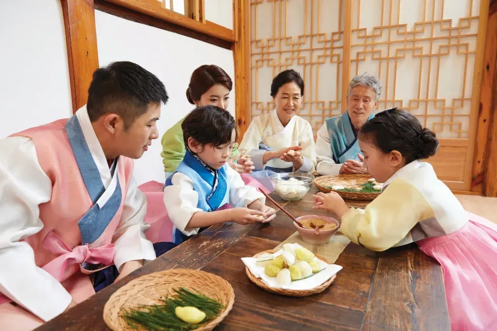 Người Hàn thường mặc Hanbok trong lễ Trung thu và cùng nhau thưởng thức các món ăn truyền thống