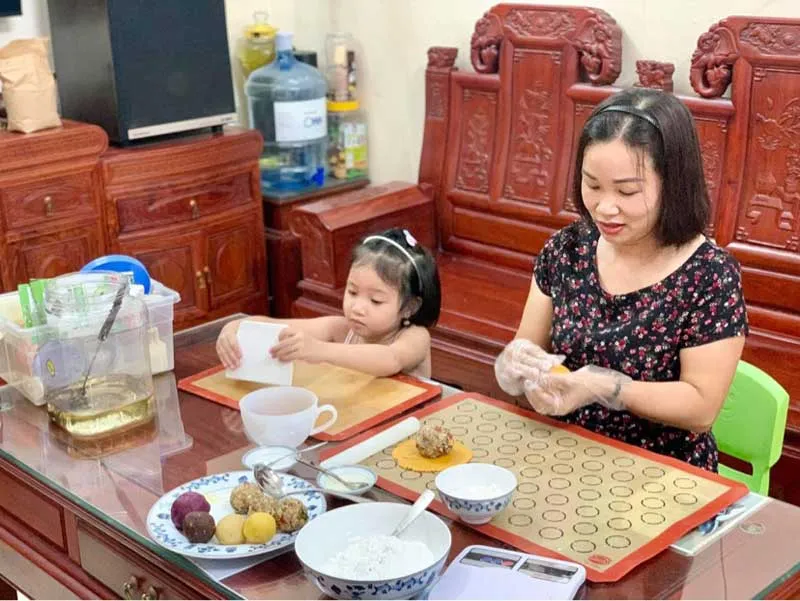 Qua từng công đoạn làm bánh, cha mẹ có cơ hội kể cho con nghe về ý nghĩa của từng nguyên liệu, về lịch sử và văn hóa của món ăn truyền thống này