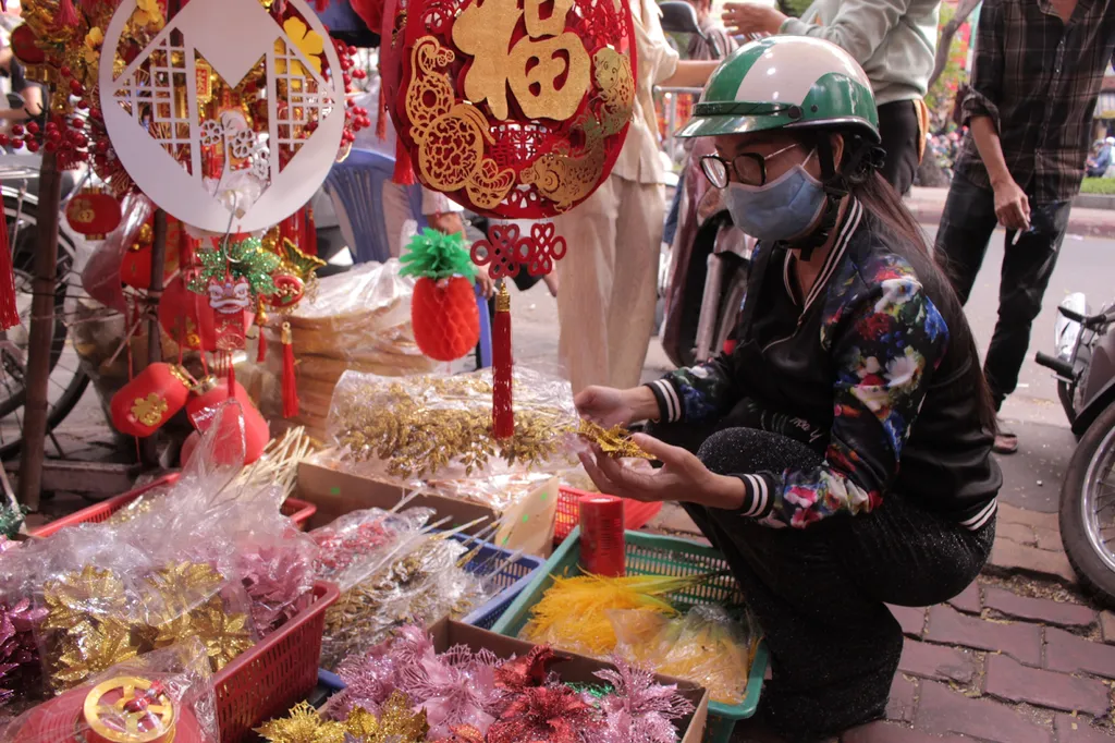 Mua sắm đồ trang trí Tết tại chợ cũng là một cách được nhiều nhân viên văn phòng lựa chọn