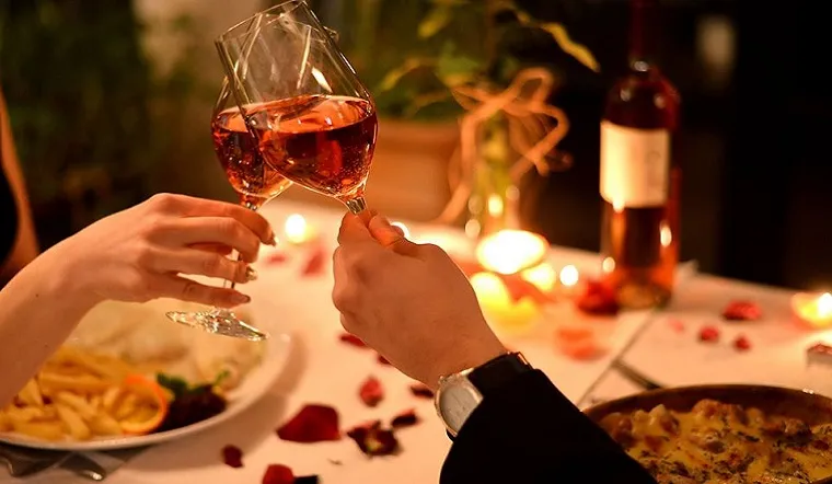 Bữa tối lãng mạn với cô ấy trong đêm Giáng sinh