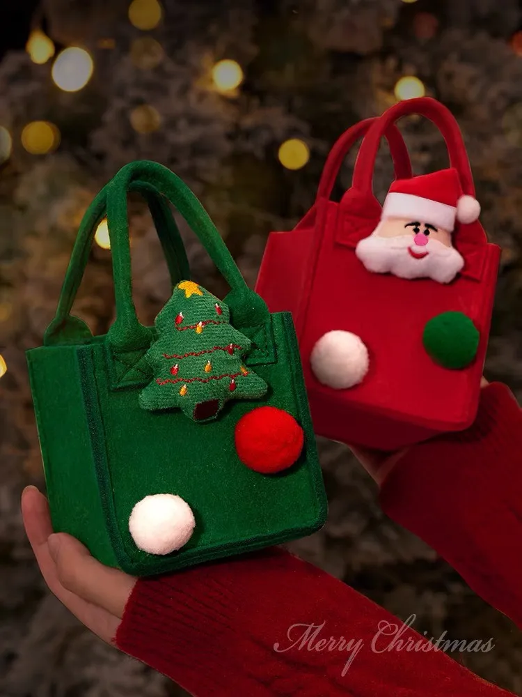 Bạn có thể lựa chọn balo, túi xách dễ thương làm quà tặng cho bạn gái dịp Noel