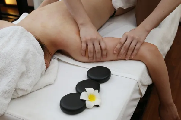 Tặng mẹ một gói massage sẽ giúp mẹ thư giãn và quên đi những muộn phiền trong cuộc sống