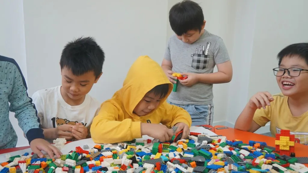 Món quà lego sẽ được rất nhiều bé trai yêu thích bởi nó kích thích trí tưởng tượng và sự kiên nhẫn