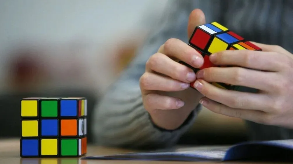 Tặng cho bé những khối rubik nhiều màu sắc để bé tự mình khám phá những thú vui từ trò chơi trí tuệ này