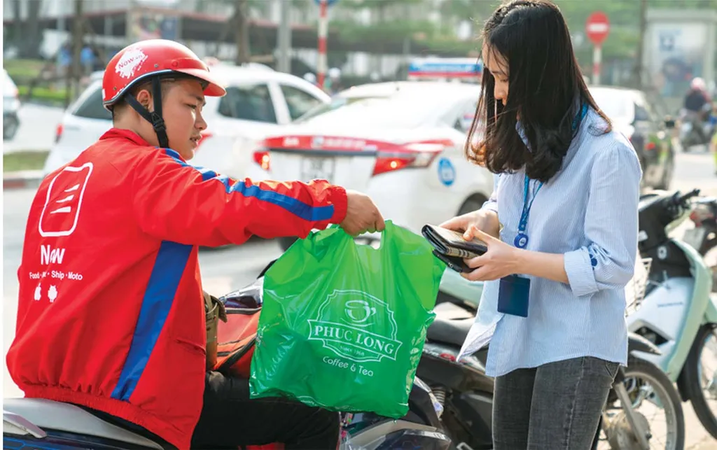 Hãy thử đặt món ăn yêu thích của cô ấy và kèm theo một tấm thiệp nhỏ với những lời nhắn yêu thương gửi đến cô gái của mình trong dịp lễ