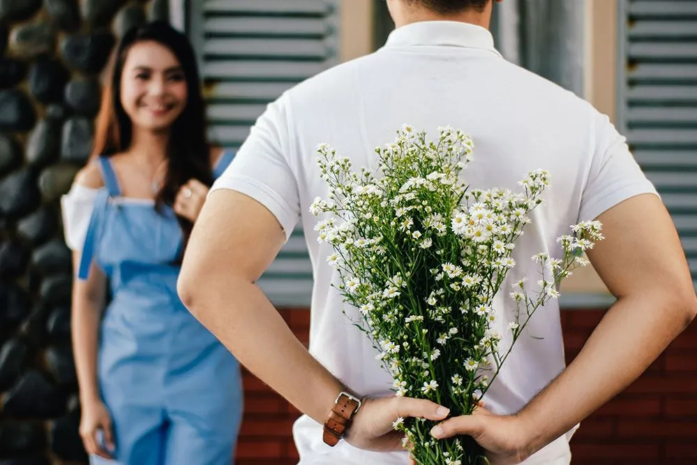 Dù là dịp nào đi chăng nữa, thì hoa tươi vẫn là món quà tuyệt vời mà bạn có thể dành tặng cho vợ của mình 