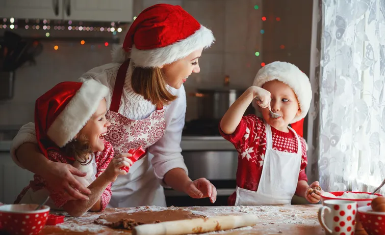 Cùng làm bánh kẹo Giáng Sinh với người thân là một hoạt động vừa vui vẻ vừa ý nghĩa trong mùa lễ Noel