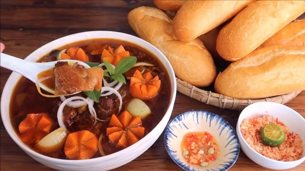 Một tô bò kho vừa nhanh, vừa đơn giản chỉ bằng gói gia vị 